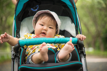 ベビーカーに乗る赤ちゃん