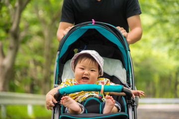 ベビーカーに乗る赤ちゃん