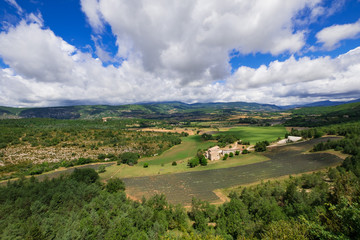 Fototapeta na wymiar Paysage de Provence. Vue panoramique sur le Mont Ventoux et la vallée. Champs de lavande.