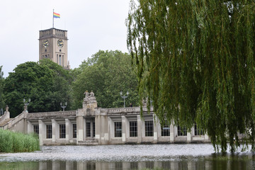 Rathausturm mit Regenbogenfahne