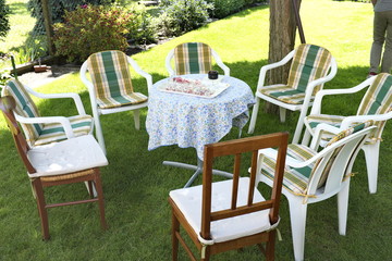Table et chaises à l'ombre dans le jardin.