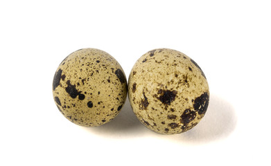 Obraz premium Two quail eggs isolated white background