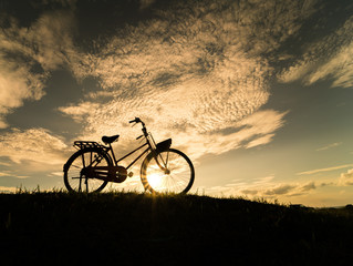 Obraz premium bicycle silhouette at the sunset or sunrise