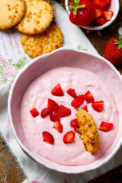 Strawberry cheesecake dip with cookies .