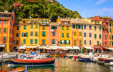 Fototapeta na wymiar Beautiful bay with colorful houses in Portofino, Liguria, Italy