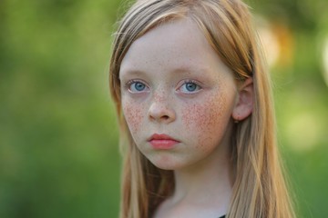 girl , redhead, freckles