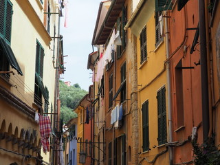 Porto Venere (Italie) : ruelle étroite et maisons colorées
