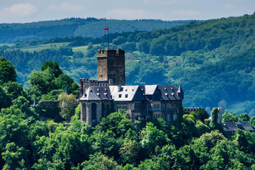 Fototapeta na wymiar Burg Lahneck bei blauen Himmel