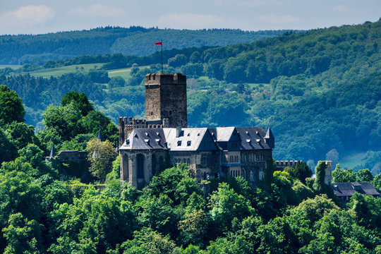 Burg Lahneck bei blauen Himmel
