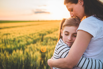 Obraz premium Mother and daughter hugging