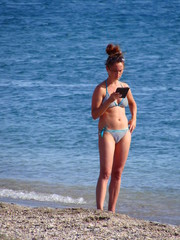 Il piacere della lettura in riva al mare