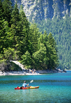 Paddler auf Eibsee bei Grainau in Bayern &ndash; Paddler on Eibsee Bavaria