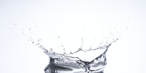 Salpicaduras y gotas de agua en movimiento