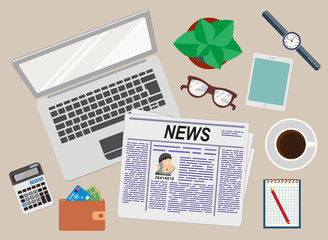 Ноутбук, газета, кофе, очки, планшет, цветок, бумажник, часы и калькулятор на рабочем столе. Вид сверху.
