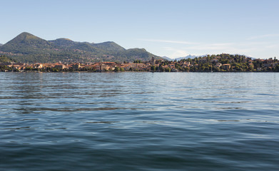 Lac majeur, village et montagne