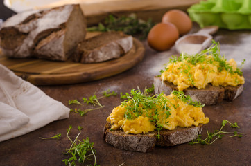 Scrambled eggs, wholegrain bread