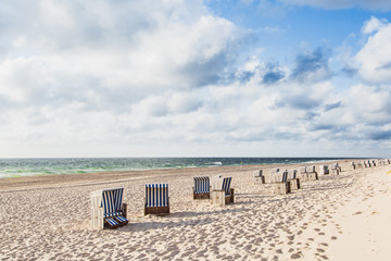 Strandkörbe an Strand von Kampen - obrazy, fototapety, plakaty