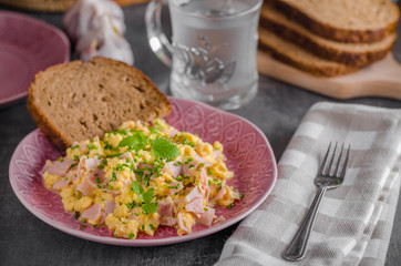 Scrambled eggs, wholegrain bread