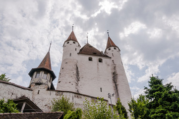 Obraz premium Thun, Stadt, Altstadt, Schloss Thun, Schloss, Schlossberg, Thunersee, Aare, historische Häuser, Stadtrundgang, Frühling, Sommer, Schweiz