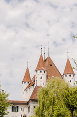 Fototapeta premium Thun, Thunersee, Schloss, Stadt, Altstadt, Schloss Thun, Stadtmauer, Schlossmauer, Stadtrundgang, historische Häuser, Frühling, Sommer, Schweiz