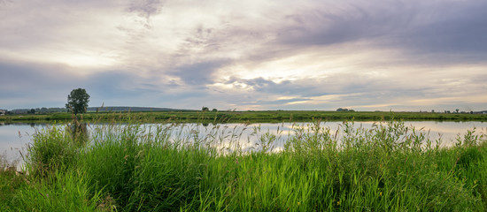 вечерний летний пейзаж на берегу уральской реки с травой, Россия