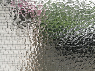 Riffelglas mit Drahtgitter als Einbruchschutz einer Haustür der Fünfziger Jahre in Wettenberg...