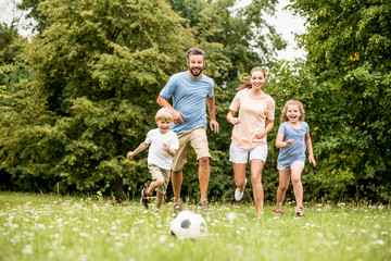 Familie spielt zusammen Fußball