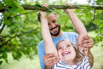 Mädchen klettert in einem Baum