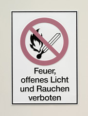 Feuer verboten / Schild mit den Worten Feuer, offenes Licht und Rauchen verboten