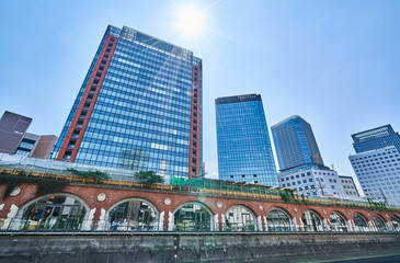 秋葉原のビルと太陽