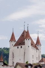 Fototapeta premium Thun, Stadt, Altstadt, Schlossberg, Schloss, Schloss Thun, Altstadthäuser, historische Häuser, Thunersee, Berner Oberland, Frühling, Sommer, Schweiz