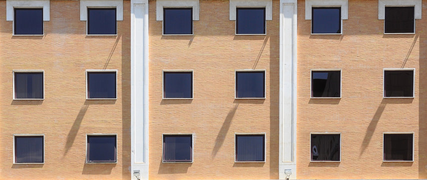 Ventanas cuadradas en la fachada de un edificio