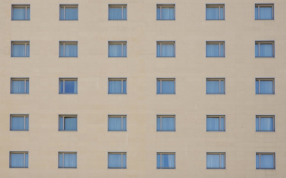 Fachada con ventanas cuadradas y regulares