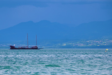 Obraz premium Blue Blue sea of ancient Chinese ship