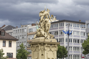 Fototapeta na wymiar statue on the market place in mannheim germany