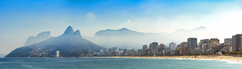 Foto op Plexiglas Panoramisch landschap van de stranden van Arpoador, Ipanema en Leblon in Rio de Janeiro met lucht en de heuvel Twee broers, Vidigal en GÃ¡vea-steen op de achtergrond © Fred Pinheiro