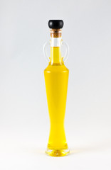 Botella de aceite de oliva sobre fondo blanco