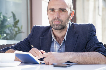 Obraz premium businessman planning his workday. Time management concept. (Freedom, freelance, success, money)