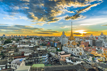 Obraz premium Panorama on skyscraper, The top of landmark in Bangkok, Trimitr temple is the biggest golden buddha in the world, Cityscape is golden light in Twilight, The temple at Yaowarat Road Bangkok, Thailand.
