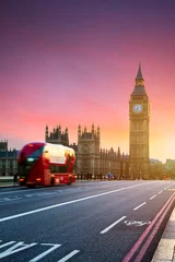 Poster Londen, het VK. Rode bus in beweging en de Big Ben, het paleis van Westminster. De iconen van Engeland © daliu