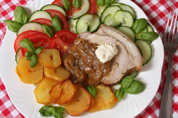 Schweinekrustenbraten mit Bratkartoffeln