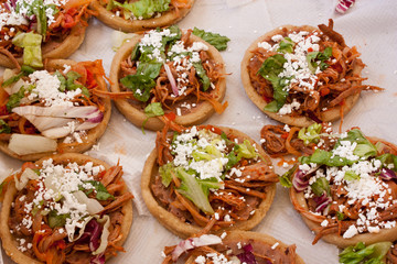 Sopes de tinga de pollo