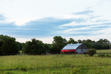 Fototapeta na wymiar Old barn in a field