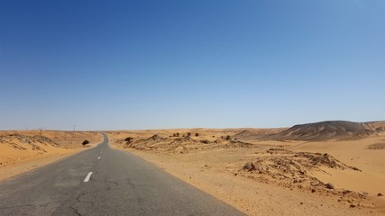 Fototapeta na wymiar Road trip in the Sahara 