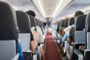 Foto auf Acrylglas Passagiersitz, Innenraum des Flugzeugs mit Passagieren, die auf Sitzen sitzen und Stewardess, die den Gang im Hintergrund gehen. Reisekonzept, Vintage-Farbe © Have a nice day 
