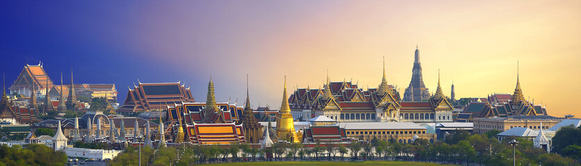 Naklejka premium Wat pra kaew, Grand palace Temple of the Emerald Buddha full official name Wat Phra Si Rattana Satsadaram is travel destination in Bangkok ,Thailand on white background.