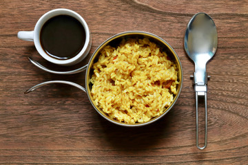 ドライカレーとシェラカップ