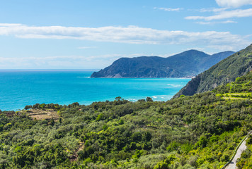 Obraz premium a view from the azure path (the path of Love), passing through the Cinque Terre park to Monterosso al Mare, Vernazza, Corniglia, Manarola and Riomaggiore