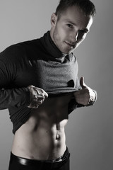 Jeune homme sexy montrant ses abdominaux 