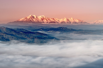 panorama ponad mglistą Wyżyną Spiszską do zaśnieżonych Tatr rano, krajobraz Polski i Słowacji - 162982191
